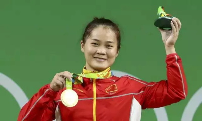 邓薇女举63公斤级夺冠